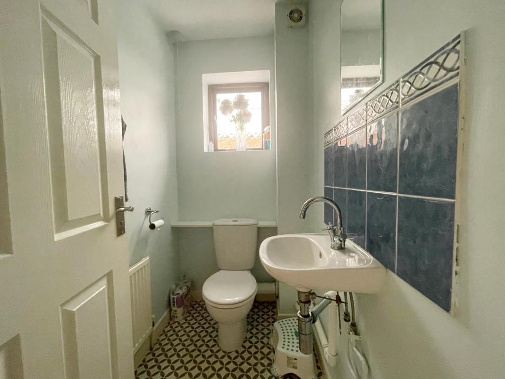 Lot: 4 - THREE-BEDROOM SEMI-DETACHED HOUSE FOR INVESTMENT - Downstairs W.C.